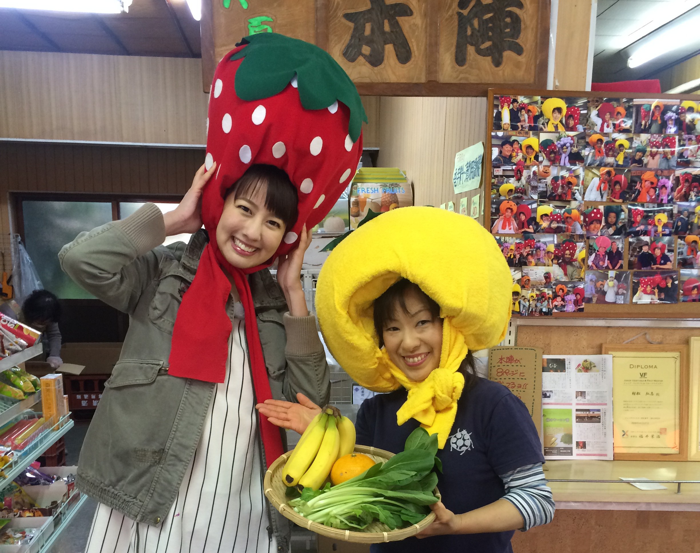 被り物をする相場詩織アナウンサー